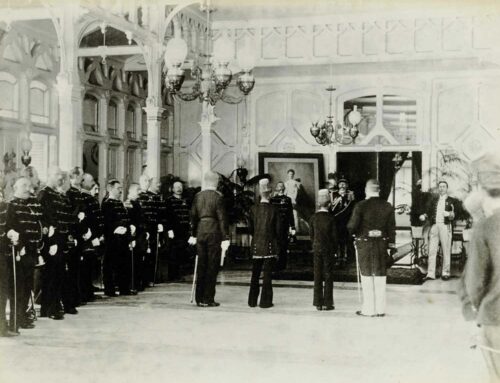 Van Heutsz en zijn kistje voor de koningin
