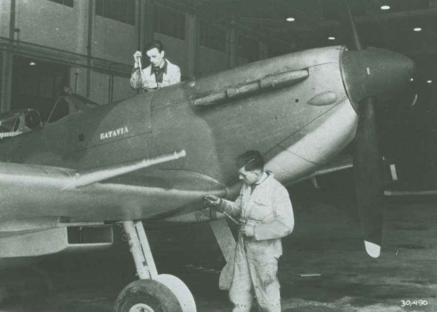De bij Castle Bromwich Aircraft Factory in aanbouw zijnde Spitfire P8330 'Batavia'. Het toestel werd met de Britse registratie RF-D ingedeeld bij 303 Polish Squadron Royal Air Force (Beeldbank Defensie)