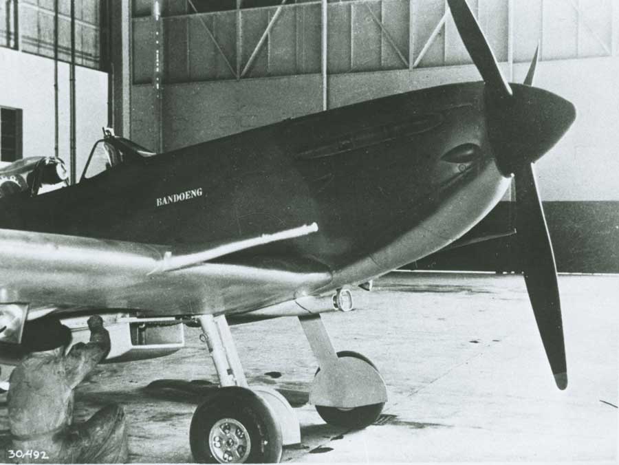 De bij Castle Bromwich Aircraft Factory in aanbouw zijnde Spitfire P8338 'Bandoeng'. (Beeldbank Defensie)