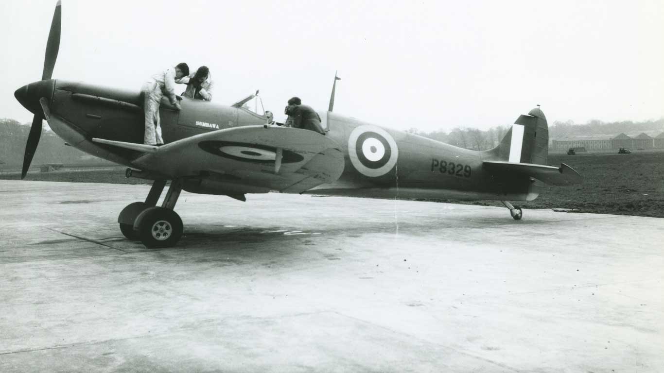 De bij Castle Bromwich Aircraft Factory in aanbouw zijnde Spitfire P8329 'Sumbawa'. Het toestel werd met de Britse registratie RF-P ingedeeld bij 303 Polish Squadron Royal Air Force. (beeldbank defensie)